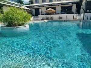 科内西庇斯克斯酒店的建筑物前的一个蓝色水池