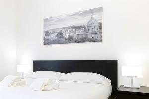 En eller flere senge i et værelse på Elegantis San Giovanni Suite - Chic Apartment with Bathtub Near Historic Center, Metro & Tram Nearby