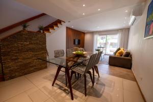 Un comedor con una mesa de cristal y sillas. en Eagle Beach Steps Away Home, en Palm-Eagle Beach