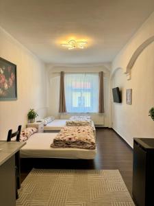 OschatzにあるApartments Oschatzのベッド2台と窓のある寝室