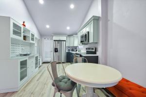 Η κουζίνα ή μικρή κουζίνα στο Cozy 2bd 2bth House Walk to Local Gems
