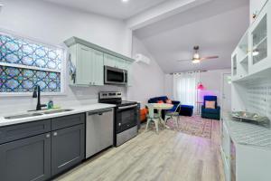 Η κουζίνα ή μικρή κουζίνα στο Cozy 2bd 2bth House Walk to Local Gems +12 φωτογραφίες