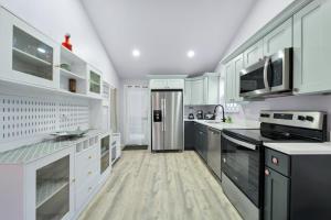 Η κουζίνα ή μικρή κουζίνα στο Cozy 2bd 2bth House Walk to Local Gems