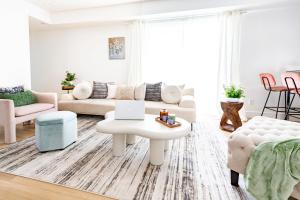 ein Wohnzimmer mit einer Couch und einem Tisch mit einem Laptop darauf in der Unterkunft Unique 4-bedroom House 3-levels in Los Angeles + 20 Fotos