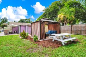 Κήπος έξω από το Cozy 2bd 2bth House Walk to Local Gems