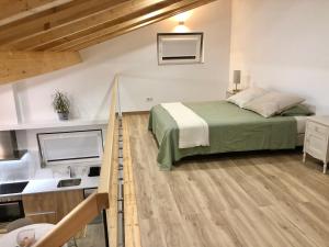 Un dormitorio con una cama y un lavabo en una habitación. en Zeca Holidays -Atalaia Fall Mezanine Ideal para trabalhar, en Lourinhã 31 fotos más