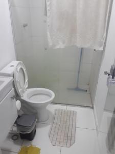 un bagno bianco con wc e doccia di Studio a Coroa Vermelha Altre 12 foto