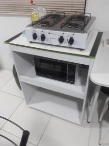 un forno a piano cottura posto sopra un bancone di Studio a Coroa Vermelha