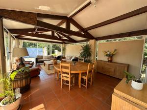 Χώρος καθιστικού στο CHARMANT LOGEMENT AVEC PISCINE EN PROVENCE au premier étage d une villa