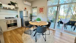 Kuchyň nebo kuchyňský kout v ubytování The Nature Resort Villas Ramada Resort + 124 fotografií