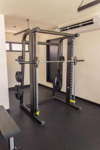 グアダラハラにあるHospedaje cerca Auditorio Telmex con A/Cのジム(スクワットラック付)が備わる客室です。