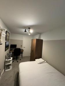 Postel nebo postele na pokoji v ubytování Cozy Room in 3-Bedroom Flat Nottingham