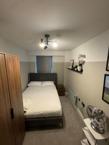 Postel nebo postele na pokoji v ubytování Cozy Room in 3-Bedroom Flat Nottingham