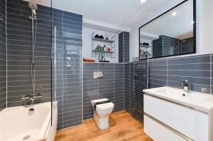 Koupelna v ubytování Cozy Room in 3-Bedroom Flat Nottingham + 28 fotografií