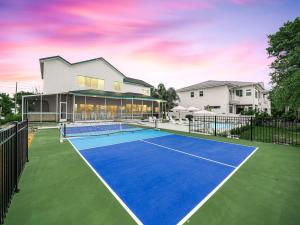 Εγκαταστάσεις για τένις ή/και σκουός στο 6BR Lakefront Home w Pool Pickleball More ή εκεί κοντά +49 φωτογραφίες