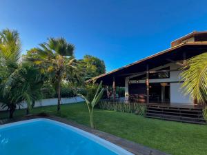 una villa con piscina di fronte a una casa di Casa Kiteloop Icaraizinho a Amontada