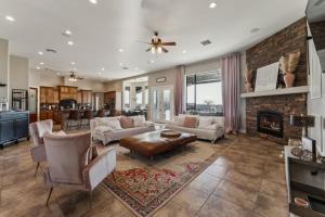 Posezení v ubytování Luxury Villa with Slide Pool, Spa, Gym, Game Room, Indoor and Outdoor Movie Theater