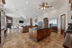 Kuchyň nebo kuchyňský kout v ubytování Luxury Villa with Slide Pool, Spa, Gym, Game Room, Indoor and Outdoor Movie Theater