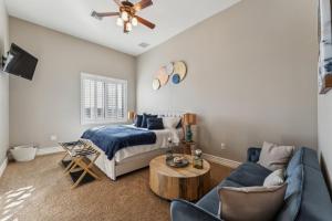 Postel nebo postele na pokoji v ubytování Luxury Villa with Slide Pool, Spa, Gym, Game Room, Indoor and Outdoor Movie Theater + 43 fotografií