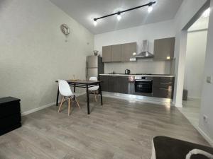 Dapur atau dapur kecil di Vake saburtalo apartment +13 gambar