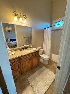 Koupelna v ubytování Luxury Villa with Slide Pool, Spa, Gym, Game Room, Indoor and Outdoor Movie Theater