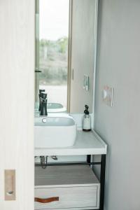 La MajahuaMinimalist Surf, Pool, AC, Icebath, Yoga, Saladita, 50m to Surf的带白色水槽和镜子的浴室