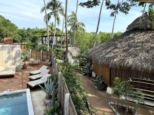 La MajahuaMinimalist Surf, Pool, AC, Icebath, Yoga, Saladita, 50m to Surf的带游泳池的别墅和度假村