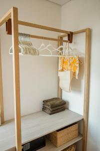 La MajahuaMinimalist Surf, Pool, AC, Icebath, Yoga, Saladita, 50m to Surf的一个带毛巾和篮子的书架 更多16张照片