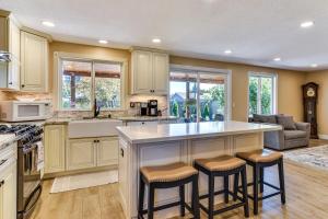 Η κουζίνα ή μικρή κουζίνα στο Private Outdoor Space 9 Mi to Downtown Vancouver!
