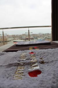 a sign that says hotel in the snow on a bed at Hostal Corazon A Corazon in Chiclayo