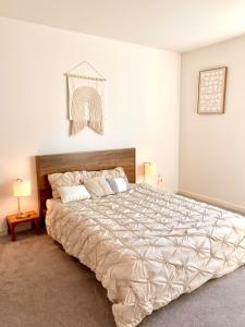 a bedroom with a large bed and two lamps at Luxury Hollywood Stay Beautiful 2Beds2Baths in Los Angeles
