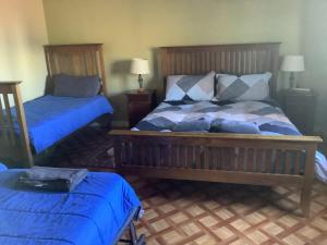 Un dormitorio con dos camas con sábanas azules. en Wirraminna Station Accommodation, 