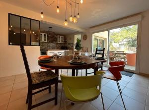 a kitchen and dining room with a table and chairs at Villa Nectar in Beauzelle