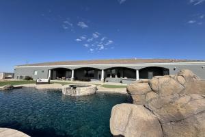 Bazén v ubytování Luxury Villa with Slide Pool, Spa, Gym, Game Room, Indoor and Outdoor Movie Theater nebo v jeho okolí