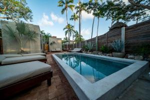 La Majahuaにある50m to Surf Saladita Casita with Luuna Mattress Pool Ice Bathのヤシの木が茂るパティオの中央にあるスイミングプール