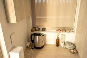 La Majahuaにある50m to Surf Saladita Casita with Luuna Mattress Pool Ice Bathのキッチン(コーヒーポット、花瓶付)