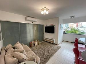 Μια τηλεόραση ή/και κέντρο ψυχαγωγίας στο Apartment near the Hangar