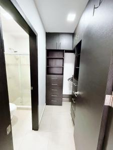 La salle de bains est pourvue d'une douche, de toilettes et d'une porte. dans l'établissement Casa con piscina, zona BBQ y seguridad privada, à Amalia 24 autres photos