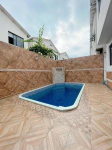 - une piscine dans une arrière-cour avec une clôture dans l'établissement Casa con piscina, zona BBQ y seguridad privada, à Amalia