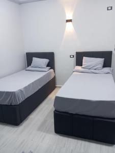 シワにあるMr Khaled Hotelの部屋に並んで置かれた2つのベッド