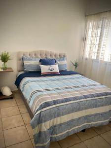 Postel nebo postele na pokoji v ubytování Casa Azul Marina Pet Friendly & Family Getaway