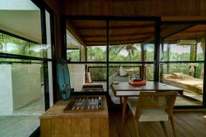 Μπαλκόνι ή βεράντα στο Glass Treehouse, Sauna, Ice Bath, Yoga in Saladita, 50m from Surf