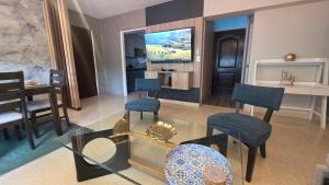 a living room with a glass table and chairs at Excepcional Apartamento en Ave Balboa N#4 in Panama City