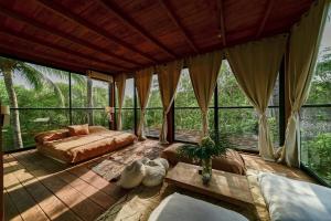 Ένα ή περισσότερα κρεβάτια σε δωμάτιο στο Glass Treehouse, Sauna, Ice Bath, Yoga in Saladita, 50m from Surf