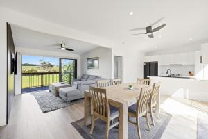 Una cocina y una sala de estar con mesa y sillas. en Luxury Hills Villa Retreat Phillip Island Resort, en Cowes