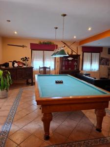 a pool table in the middle of a living room at Casa Rural Mirador del Águila in Paniza
