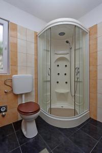 Ένα μπάνιο στο Apartments with parking space Sveti Juraj, Senj - 23799