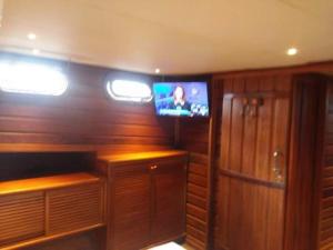 a small room with a tv in a boat at IBIZA Escuna in Paraty