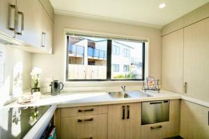 Una cocina o cocineta en Modern Oasis with Spa close to shopping centres