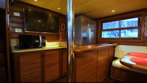 a small kitchen with a counter and a microwave at IBIZA Escuna in Paraty +12 photos